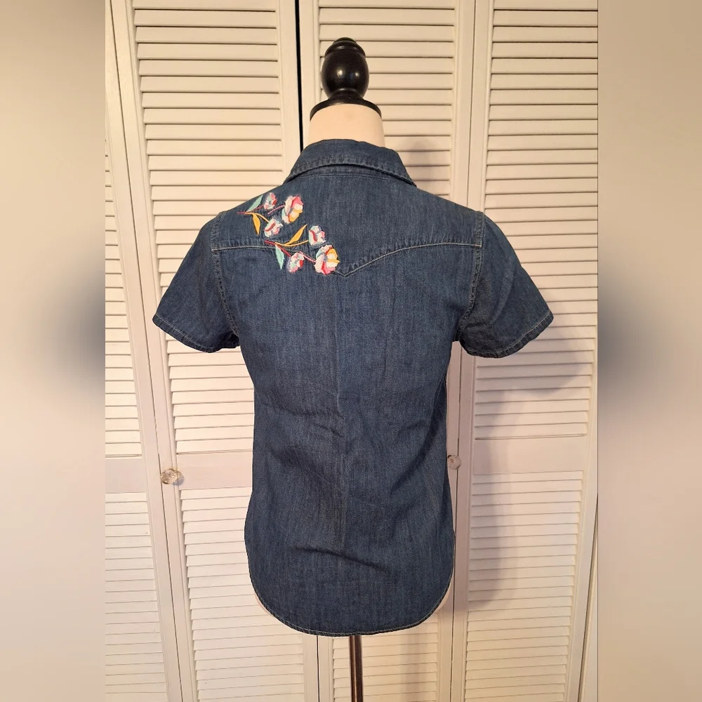 Levi's Soft Denim Short Sleeve Embroidery Button-Up Shirt XS *D2 - Picture 4 of 6